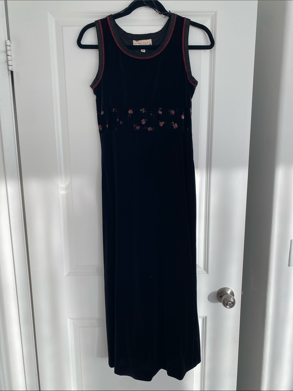 Black Velvet Sleeveless Maxi Dress with Rose Embroidery